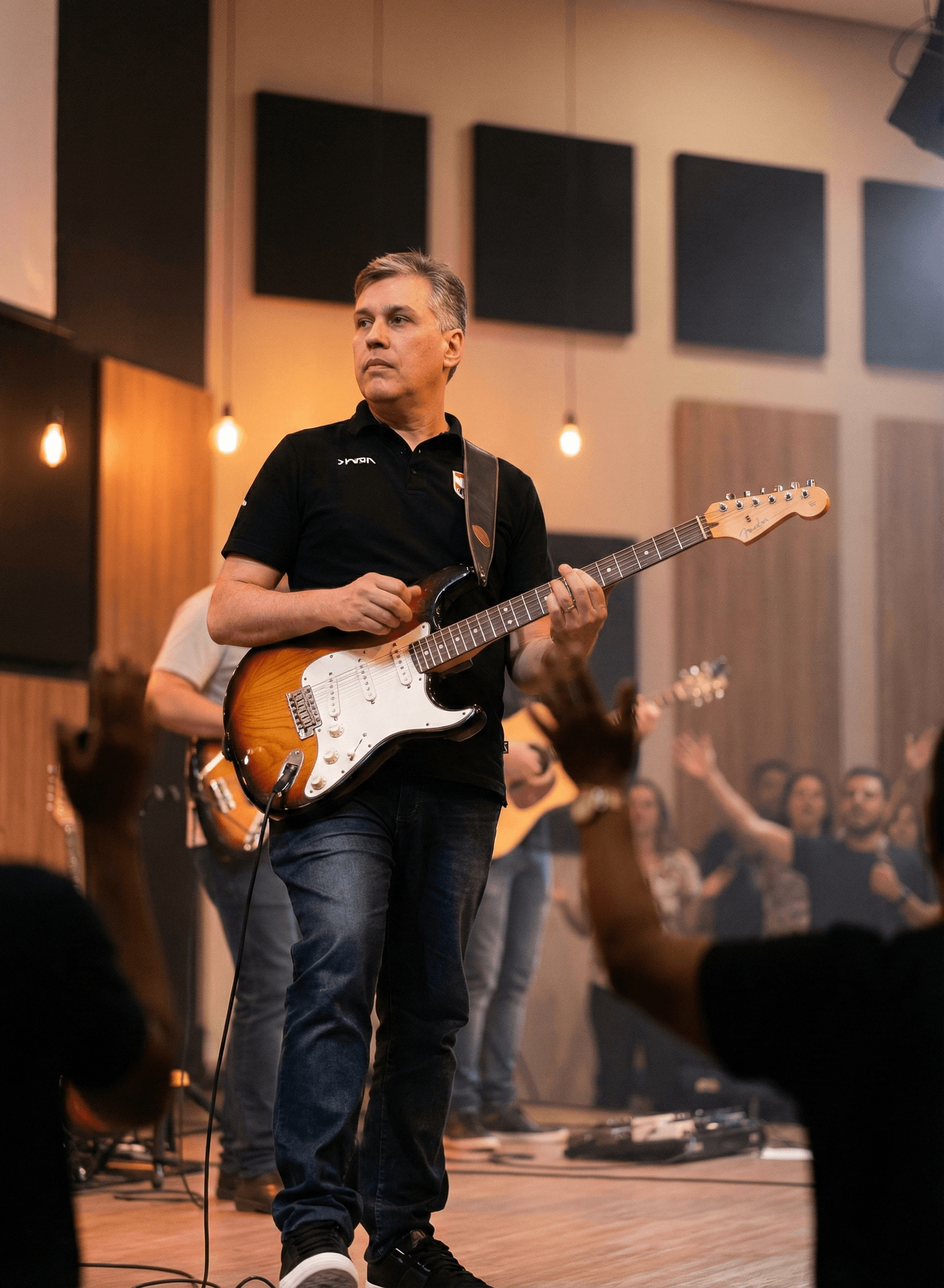 Pastor Ricardo ministrando louvor no palco